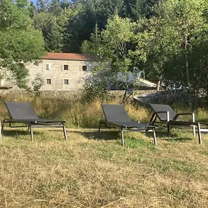 En Ardèche En Face De La Rivière Usclades-et-Rieutord